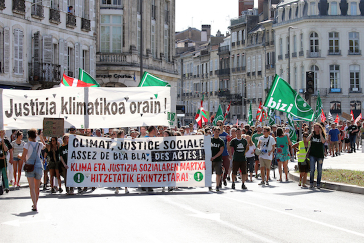 Bizik Baionan irailean egin zuen klimaren aldeko manifestazioa. (Bob EDME)
