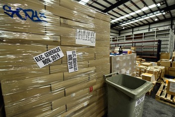 Papeletas para el 10N junto a una papelera en un almacén de Madrid. (Oscar DEL POZO | AFP)