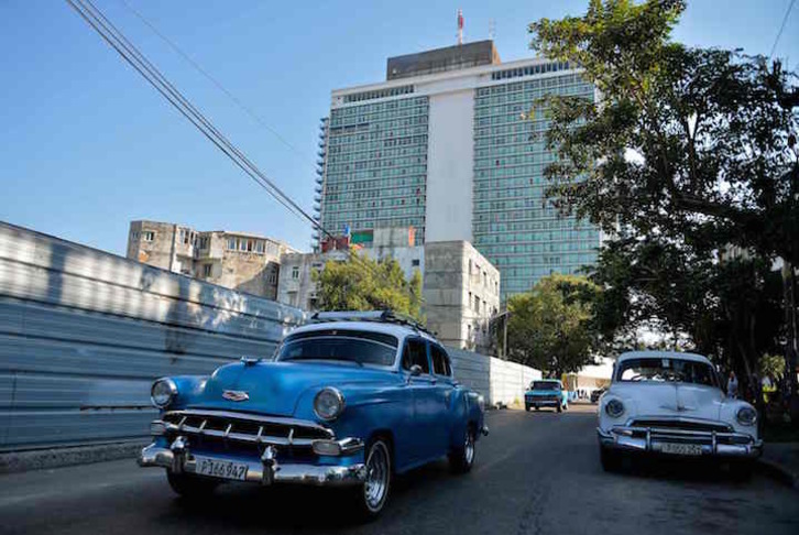 Un viejo coche circula cerca del hotel Habana Libre, en La Habana. (Yamil LAGE/AFP)