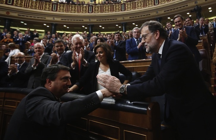 Aitor Esteban estrecha la mano de Mariano Rajoy en el Congreso. (J. DANAE)