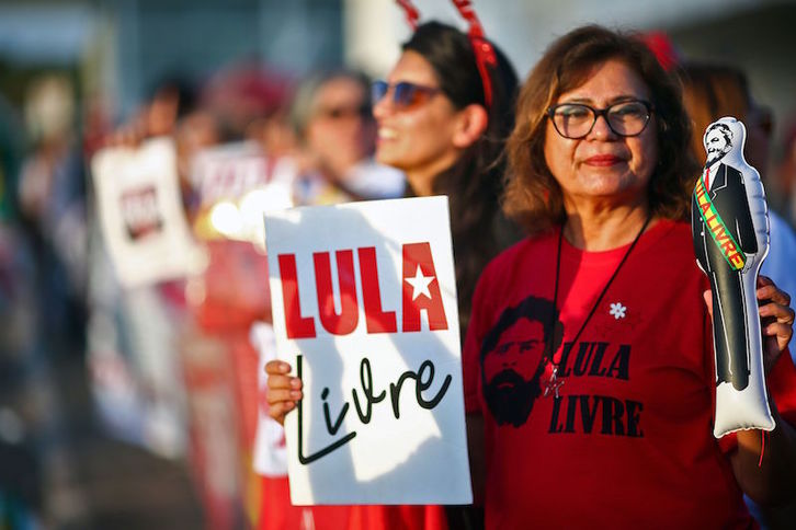 Partidarios de Lula este jueves frente a la Corte Suprema de Brasil piden la libertad del expresidente. (Sergio LIMA/AFP)