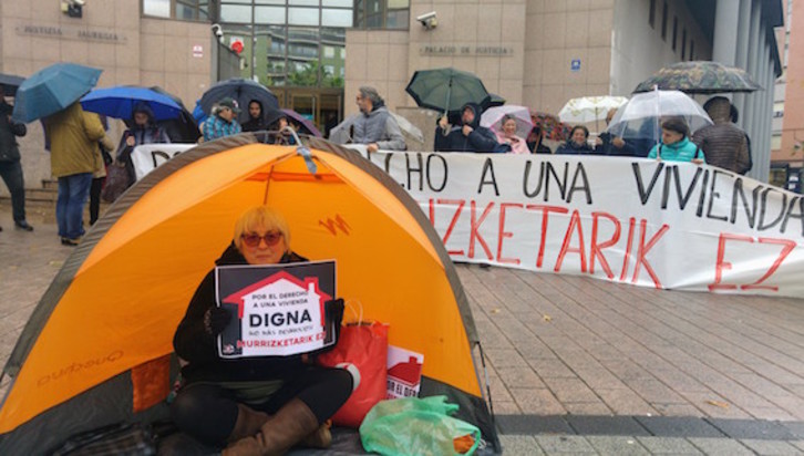 Protesta celebrada frente al Palacio de Justicia de Barakaldo. (Berri-Otxoak)