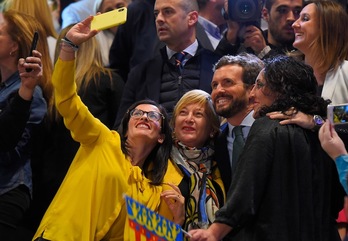 Casado se hace un selfie con seguidoras en Valencia. (José JORDÁN | AFP)