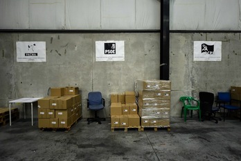 Papeletas de distintos partidos, en un almacén a la espera del domingo. (Oscar DEL POZO | AFP)
