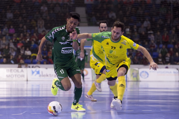 Bynho intenta dejar atrás a un rival del Jaén. (Iñigo URIZ/FOKU)