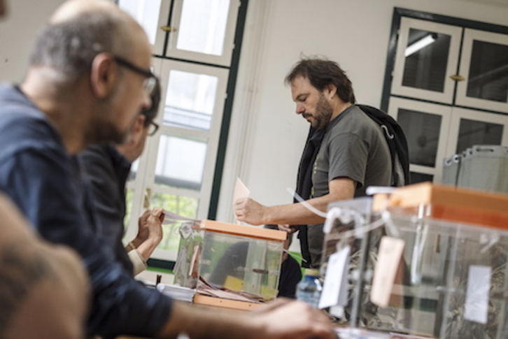 Un hombre, a punto de votar el pasado 28 de abril en Zeberio. (Aritz LOIOLA/FOKU)