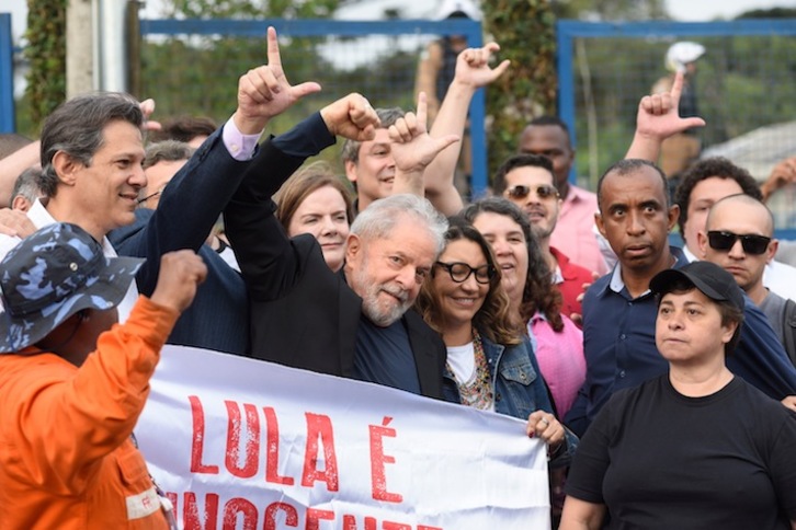 Lula da Silva, junto a sus seguidores a su salida de prisión. (Henry MILLEO/AFP)