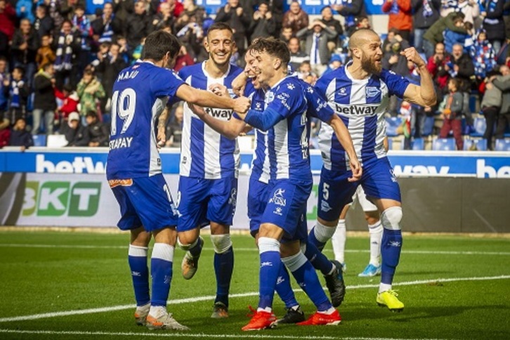 Los albiazules celebran el gol de Tomás Pina, el del 2-0. (Jaizki FONTANEDA / FOKU)
