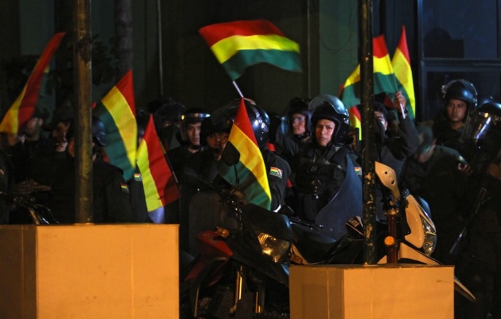 Policías de Santa Cruz ondean banderas de Bolivia tras sumarse a las protestas. (Daniel WALKER/AFP)