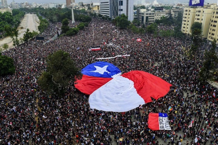 Decenas de miles de personas volvieron a manifestarse ayer en Santiago de Chile. (Martín BERNETTI/AFP)