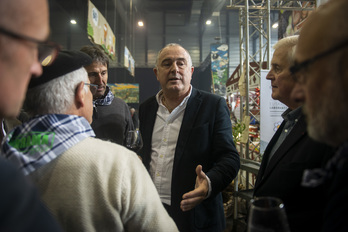 Le ministre de l'Agriculture Didier Guillaume s'est frayé une place à Lurrama. © Guillaume FAUVEAU