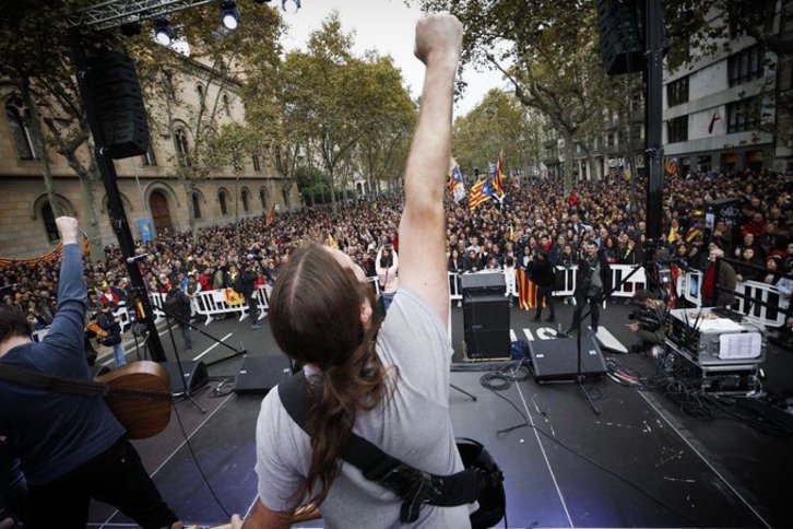 El acto central en Barcelona, en la plaza Universidad. (@tsunami_dem)