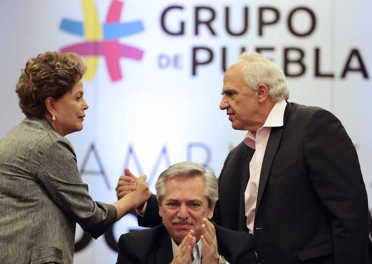 La expresidenta brasileña Dilma Rousseff estrecha la mano del expresidente colombiano Ernesto Samper en presencia del presidente electo de Argentina, Alberto Fernández. (Alejandro PAGNI/AFP)