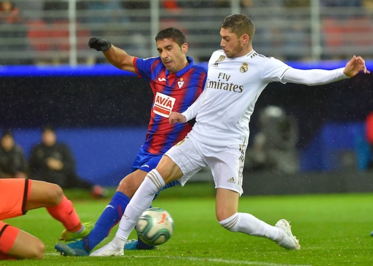 Valverde, en puga con Cote, ha marcado el 0-4 (Ander Gillenea/AFP)