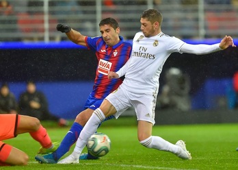 Valverde, en puga con Cote, ha marcado el 0-4 (Ander Gillenea/AFP)