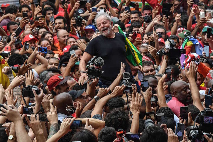 Lula es llevado a hombros por una multitud en Sao Bernardo do Campo. (Nelson ALMEIDA/AFP)