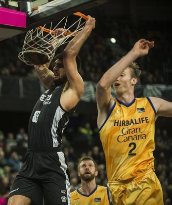 Pese a los 20 puntos, y mates como este, de Axel Bouteille, esta vez Bilbao Basket no ha podido ganar en casa.