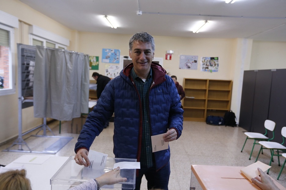 Oskar Matute, cabeza de lista de EH Bildu por Bizkaia votando en Barakaldo. (Aritz LOIOLA | FOKU)