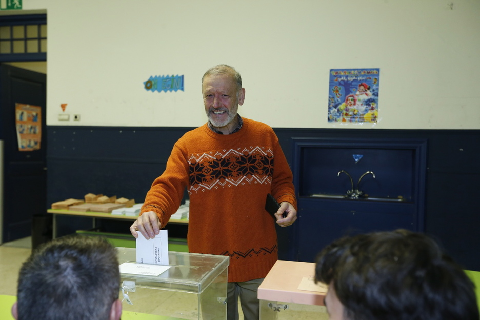 Roberto Uriarte, de Unidas Podemos, introduce los votos en las urnas en Bilbo. (Aritz LOIOLA | FOKU)