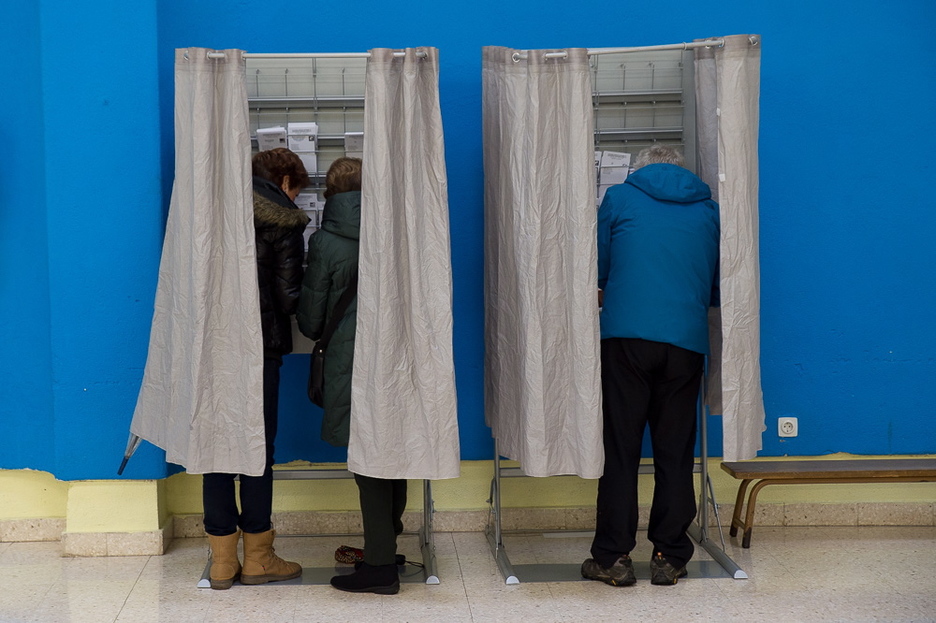Votantes en cabinas en un colegio electoral de Iruñea. (Iñigo URIZ | FOKU)