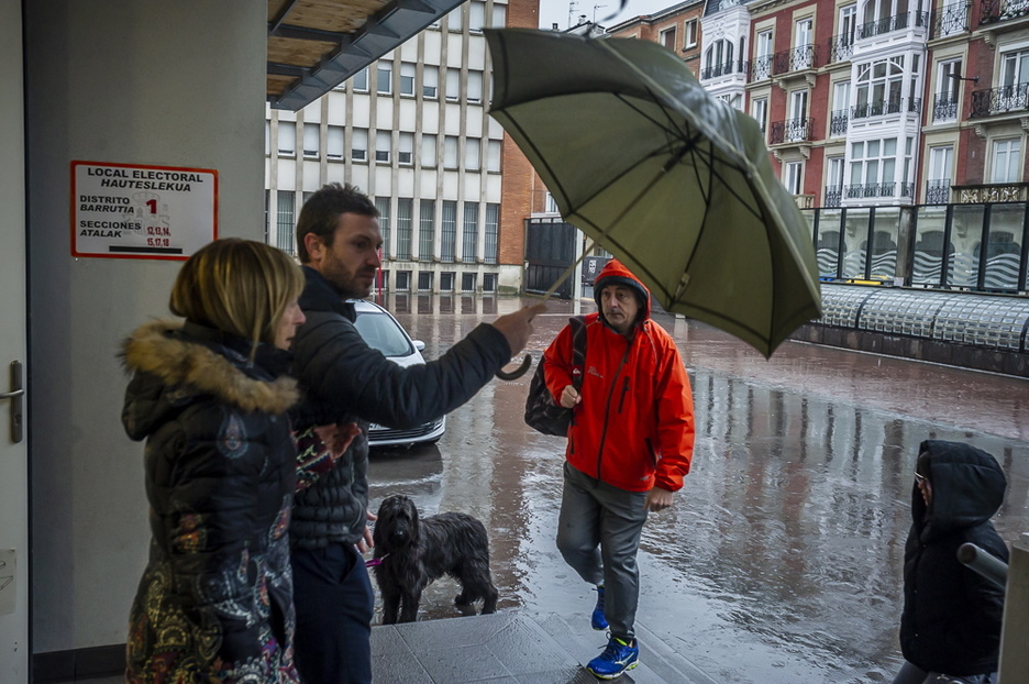 La lluvia no ha retraído a los votantes en Gasteiz. (JAIZKI FONTANEDA | FOKU)