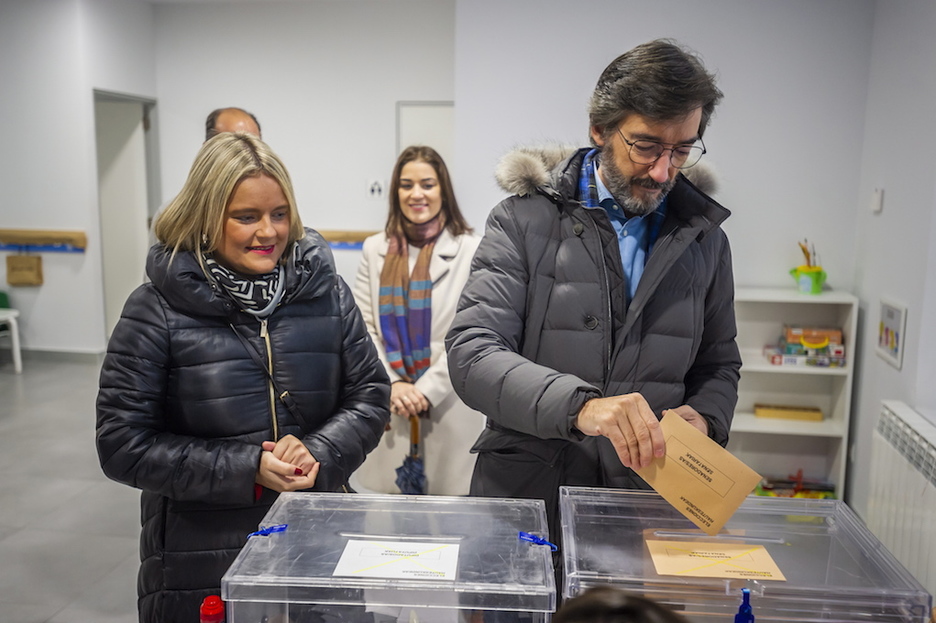 Mari Mar Blanco e Iñaki Oyarzabal (PP) han votado en Gasteiz. (JAIZKI FONTANEDA | FOKU)