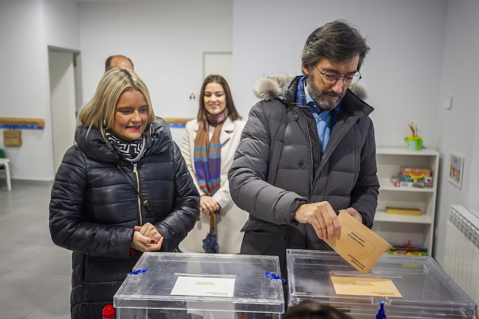 Mari Mar Blanco e Iñaki Oyarzabal (PP) han votado en Gasteiz. (JAIZKI FONTANEDA | FOKU)