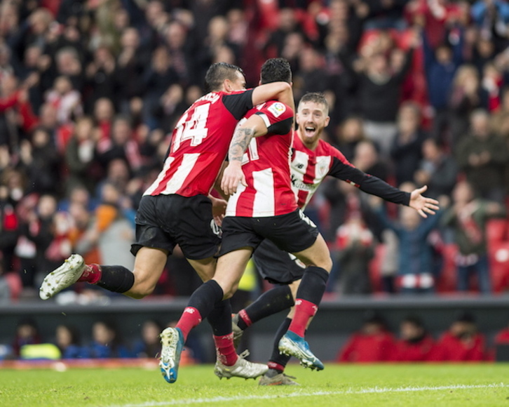 Capa celebra el gol de la victoria con Dani García y Muniain, autor del primer tanto. (Marisol RAMIREZ / FOKU)