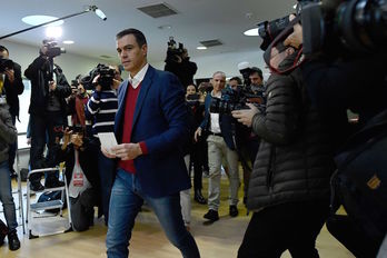 El candidato del PSOE, Pedro Sánchez, en el colegio electoral (Foto: Oscar del Pozo | AFP)