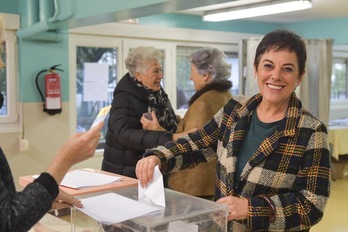 La cabeza de lista de EH Bildu por Gipuzkoa, Mertxe Aizpurua, depositando su voto. (Idoia ZABALETA I FOKU)