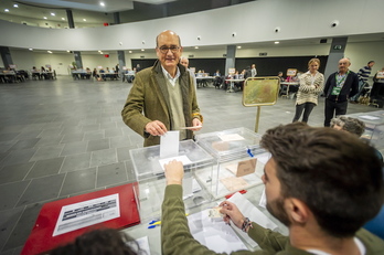 El candidato del PNV, Mikel Legarda, deposita su voto. (Jaizki FONTANEDA/AFP)