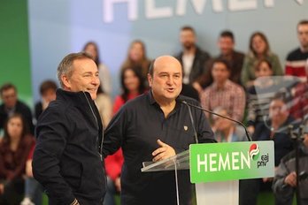 Andoni Ortuzar saluda a Jon Aiartza en un acto de campaña      (NAIZ)