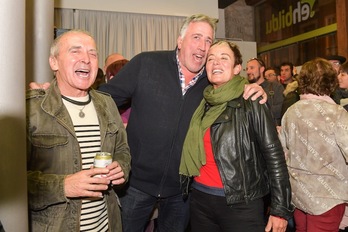 El exdiputado Cuadra y el exalcalde Asiron, con Bel Pozueta esta noche en Iruñea. (Idoia ZABALETA | FOKU)