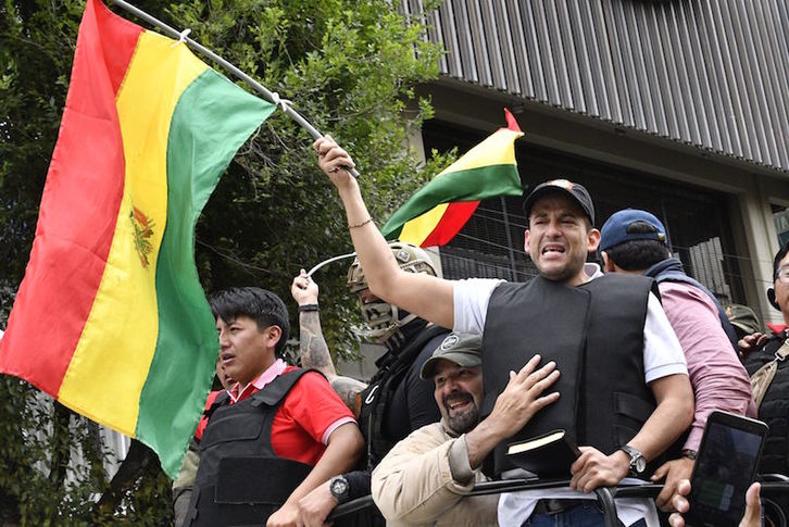 El líder opositor boliviano Luis Fernando Camacho celebra en la calle la renuncia del presidente Evo Morales. (Aizar RALDES/AFP)