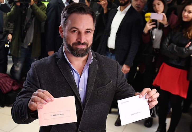 El líder de Vox, Santiago Abascal, en el momento de votar. (Pierre-Philippe MARCOU/AFP)