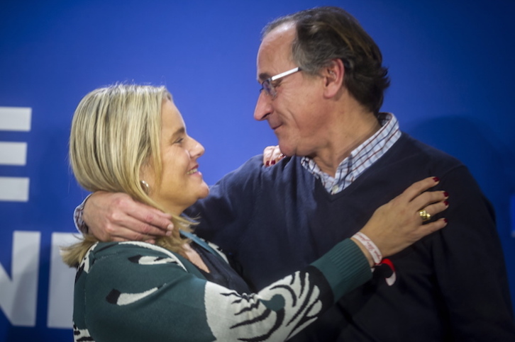 Alfonso Alonso abraza la candidata del PP por Araba, Mari Mar Blanco. (Jaizki FONTANEDA/FOKU)