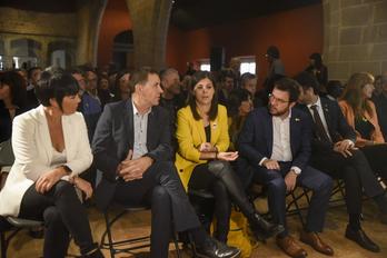 Arnaldo Otegi y Maddalen Iriarte, de EH Bildu, junto a Marta Vilalta y Pere Aragonés, de ERC, en la firma de la Declaración de la Llotja de Mar. (NAIZ)