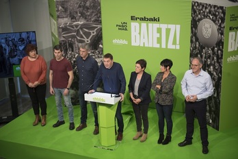 Otegi eta beste zenbait ordezkari eta hautagai, gaur Donostian. (Gorka RUBIO | FOKU)