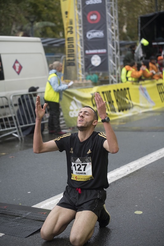 Chakib Lachgar, arrodillado tras cruzar la línea de meta (Juan Carlos RUIZ / FOKU)