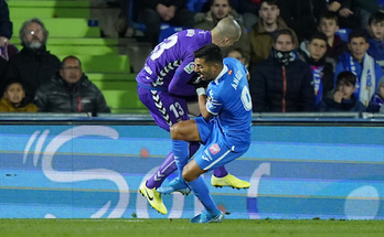 En este choque con Ángel, Rubén Martínez se produjo su lesión en la rodilla derecha. (Alberto NEVADO/LOF)