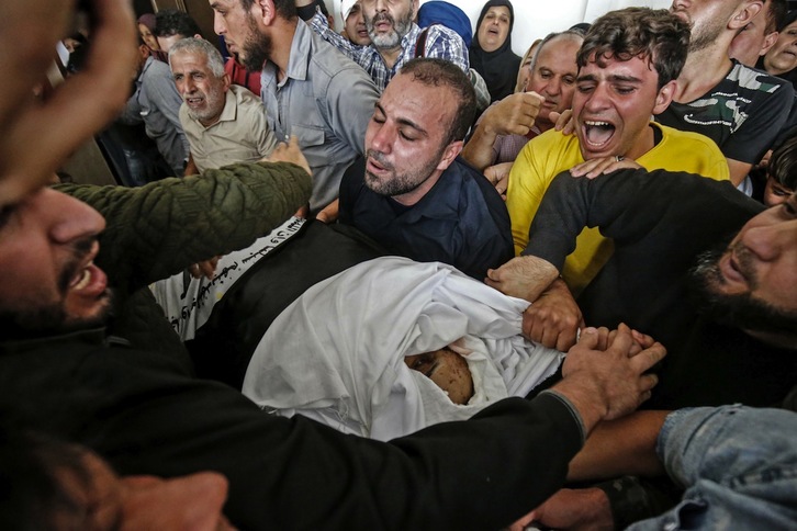 Lágrimas e ira ante los restos del comandante de los Batallones Al Quds. ( Said JATIB-AFP) 