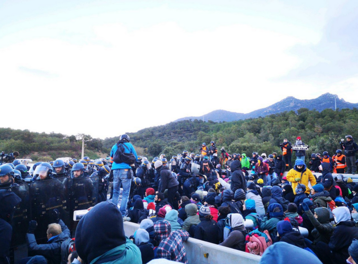 Participantes en la protesta en la autopista AP-7. (TSUNAMI DEMOCRÀTIC)