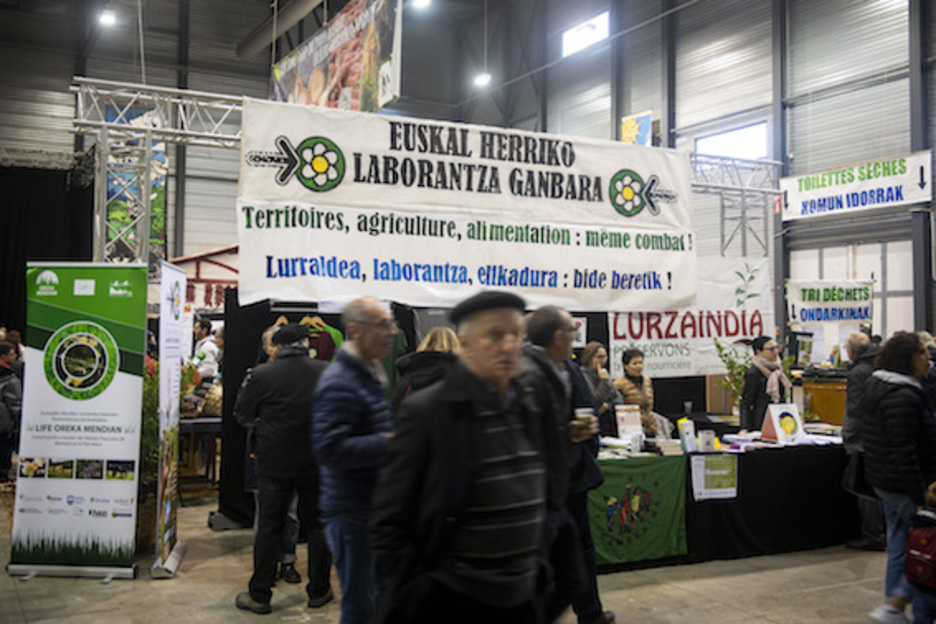 Des membres de la chambre d'agriculture alternative du Pays Basque, Euskal Herriko Laborantza Ganbara, ont pu rencontrer, Didier Guillaume, le ministre de l'Agriculture en visite au salon. © Guillaume Fauveau.