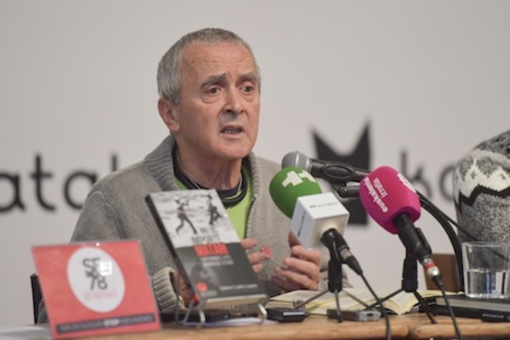 Sabino Cuadra, en la presentación de su libro sobre los sanfermines del 78. (Idoia ZABALETA/FOKU)
