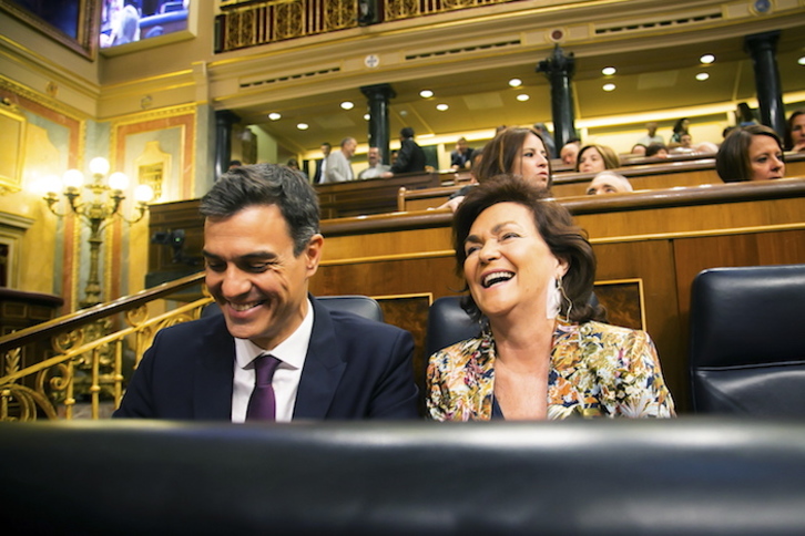 Pedro Sánchez y Carmen Calvo ríen en una sesión del Congreso. (J.DANAE / FOKU)