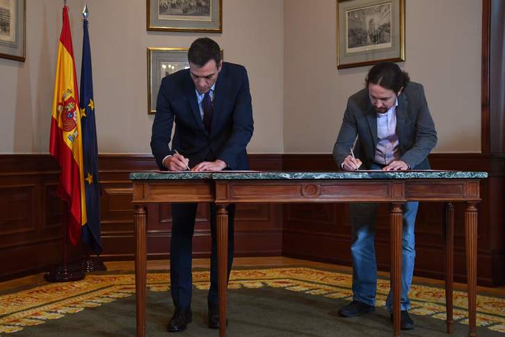 Los dos líderes, firmando este acuerdo. (Gabriel BOUYS | AFP)