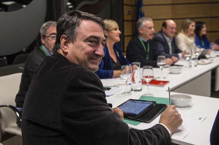 Aitor Esteban, siguiendo los resultados el domingo en Sabin Etxea. (Marisol RAMÍREZ | FOKU)