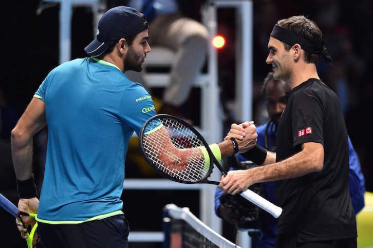 Saludo final entre Berrettini y Federer. (Glen KIRK/AFP)