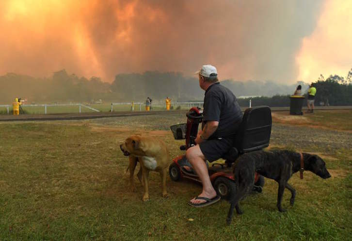 Un vecino de Nueva Gales del Sur observa el fuego. (Willian WEST/AFP)