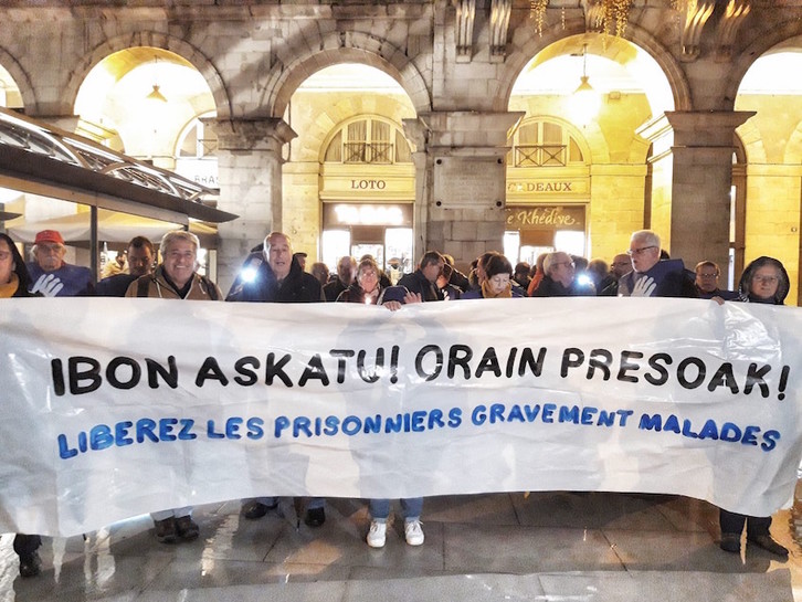 Ibon Fernandez eta gaixorik dauden presoen aldeko mobilizazioa Baionan.